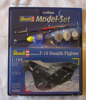 F-19 Stealth Flugzeug + Farben, Pinsel + Kleber Modell- Set 04051 Revell im M 1:144