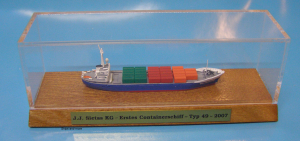 Container ship "Bell Vanguard" (1 p.) GER 1966 in showcase from Conrad in 1:1000