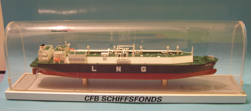Full hull LNG "Alexandra" (1 p.) in showcase from Litschka