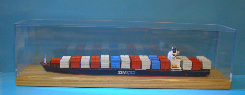 Containership "ZIM"-Livery (1 p.) IS from Conrad in showcase